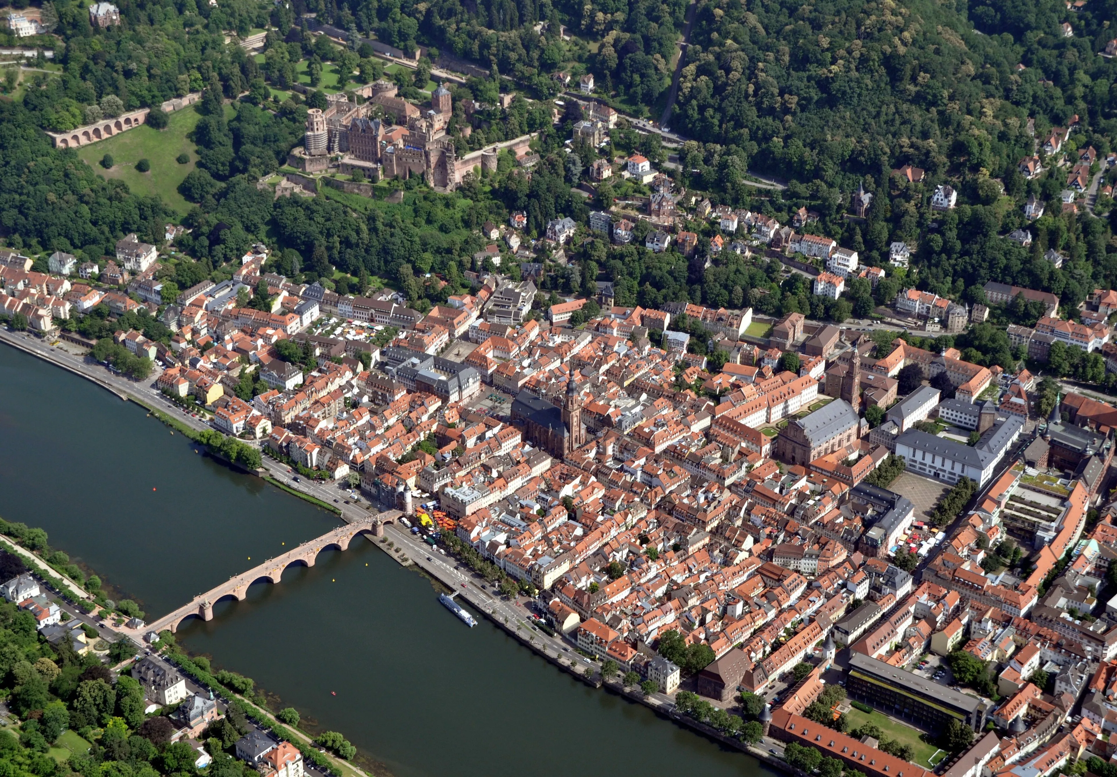 Luftbild der Heidelberger Altstadt mit Schloss und Neckar
