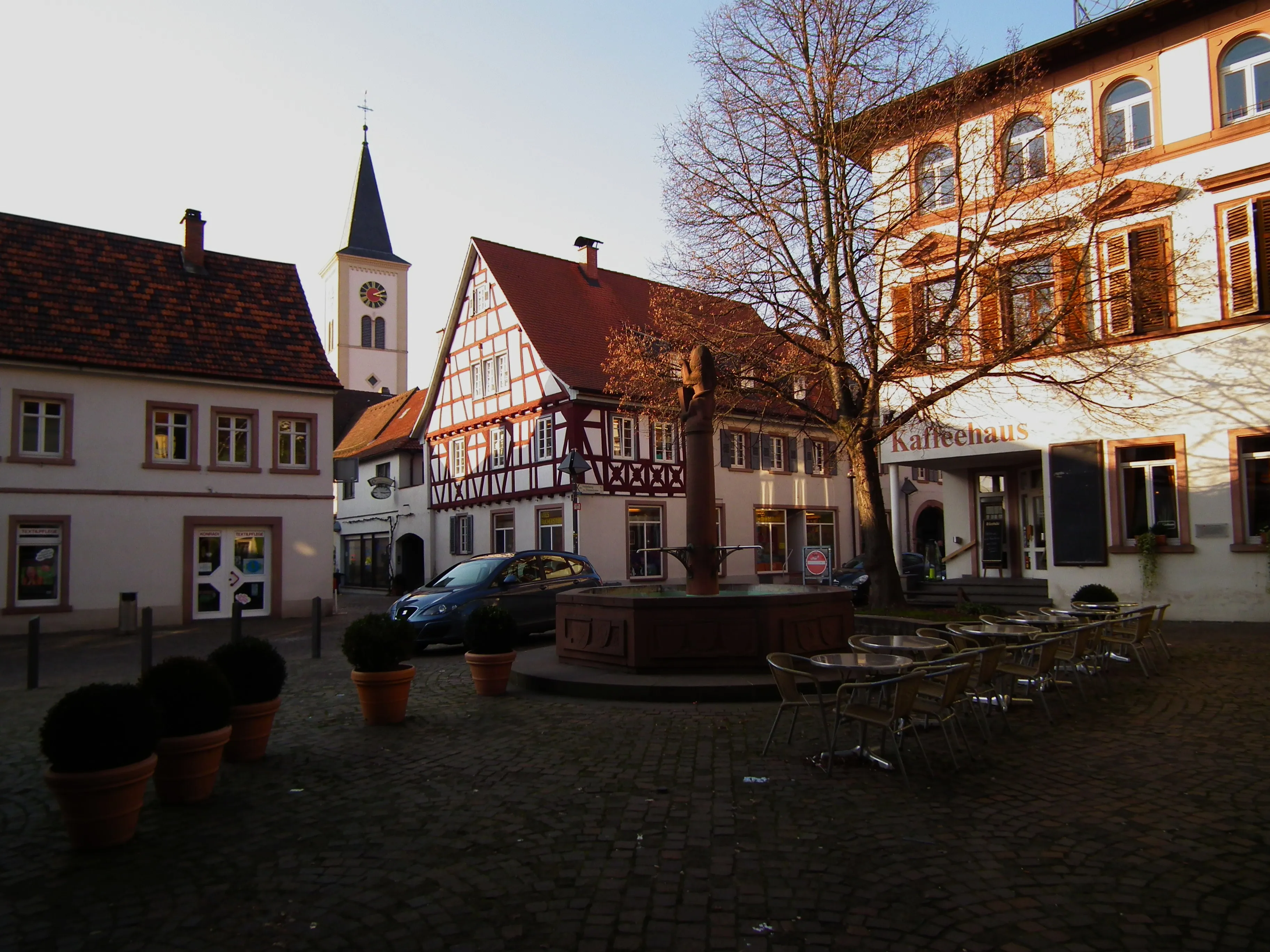 Altstadt von Schriesheim mit Stadtbrunnen und Stadtkirche